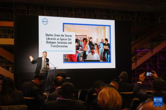 10月20日,在匈牙利首都布达佩斯,欧洲图书情报与文献协会管理局局长安德鲁·克兰菲尔德在论坛上发表演讲。新华社发(弗尔季·奥蒂洛摄)