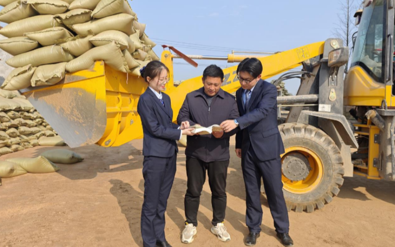 邮储银行襄阳市分行客户经理走访粮食收购客户。