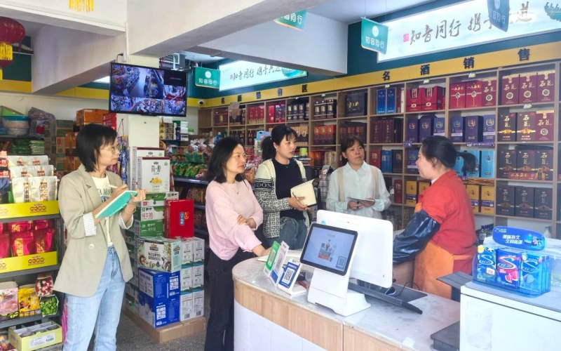 组织开展采风活动。