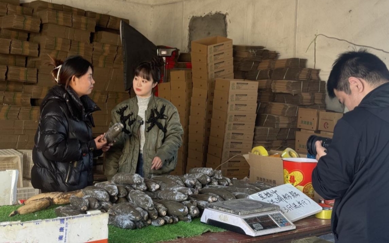 荆州市局（公司）党员在进行视频拍摄。