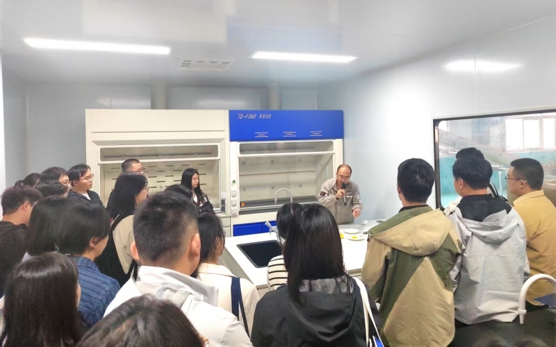 青年干部深入企业一线。