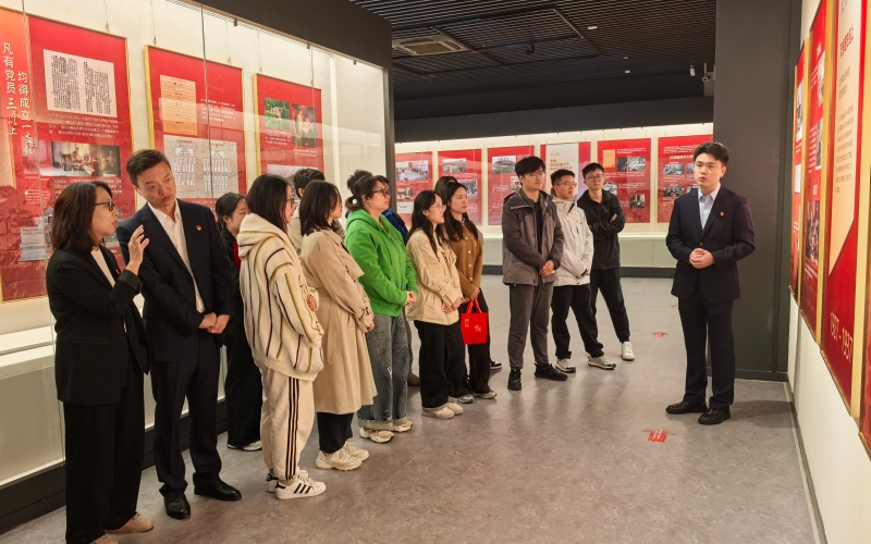 市民参观展览。