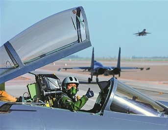 空军西安飞行学院飞行学员准备驾机起飞(资料照片)。本报特约记者 崔保亮摄