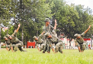 通用400米障碍训练前,该旅官兵正在进行热身训练。张仲彪摄