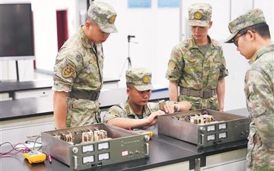 陆军工程大学军械士官学校组织学员进行装备供电设备检测。李 浩摄