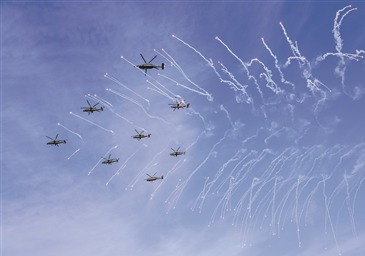 陆军“风雷”飞行表演队以“钻石”图案通场。