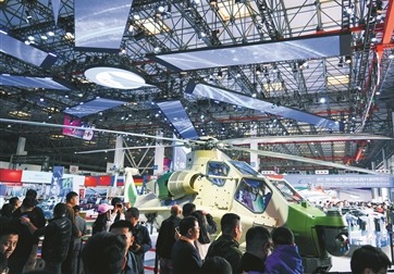 观众驻足室内展馆参观。