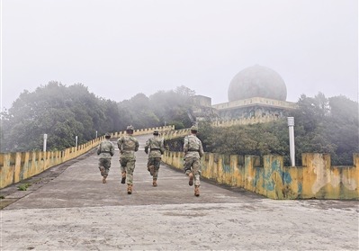 南部战区空军某雷达站官兵奔赴战位。