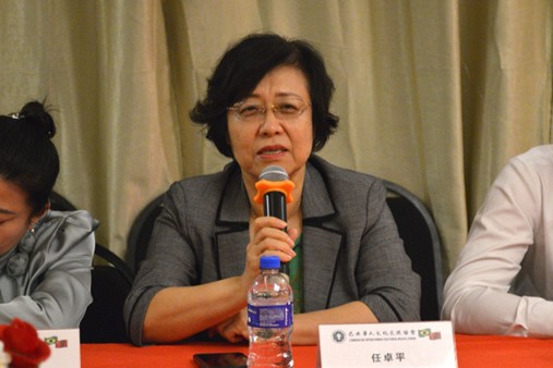 河北省侨联副主席任卓平在座谈会上发言。陈妤汎摄