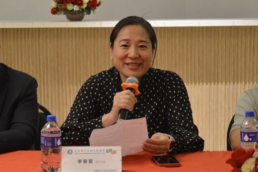 巴西华人文化交流协会执行主席季春苗在座谈会上发言。陈妤汎摄