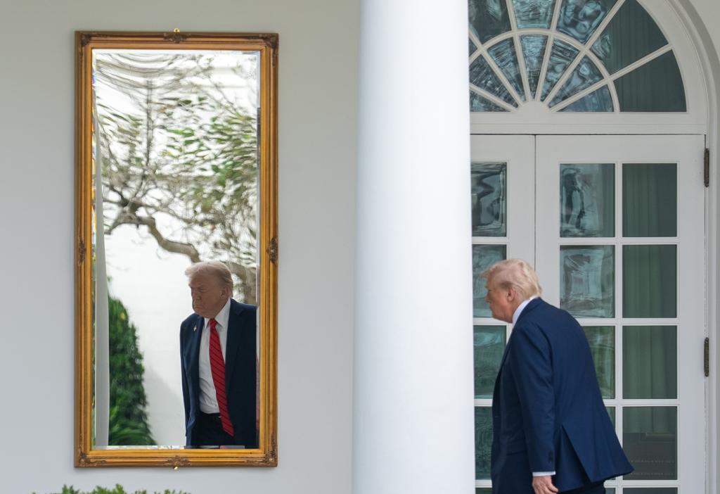 10月10日,在美国首都华盛顿,美国总统特朗普返回白宫。当日,美国联邦政府“停摆”进入第十天。白宫管理和预算办公室主任沃特在社交媒体上宣布,联邦政府裁员已经开始。新华社记者 胡友松 摄