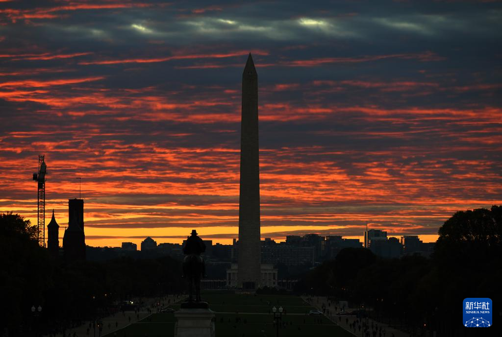 这是10月15日拍摄的日落时分的美国华盛顿纪念碑。新华社记者 李睿 摄
