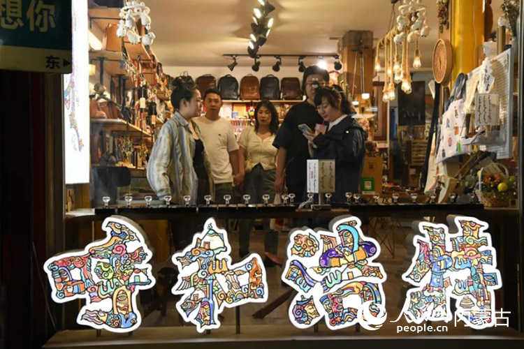 游客挑选纪念品。人民网记者 张雪冬摄