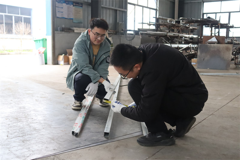 QC小组成员测量材料