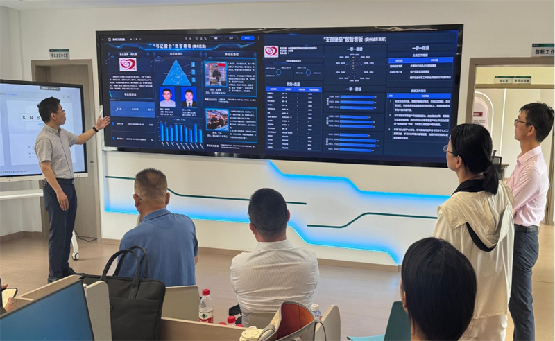 支部书记讲解“先锋 e 站”看板