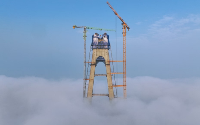 武荆宜高速汉江特大桥主塔封顶。