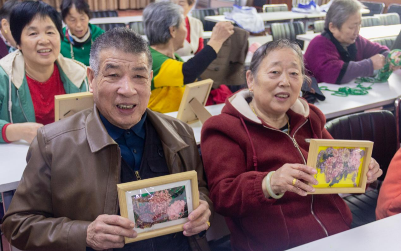 轻工大学子陪伴老人庆重阳。