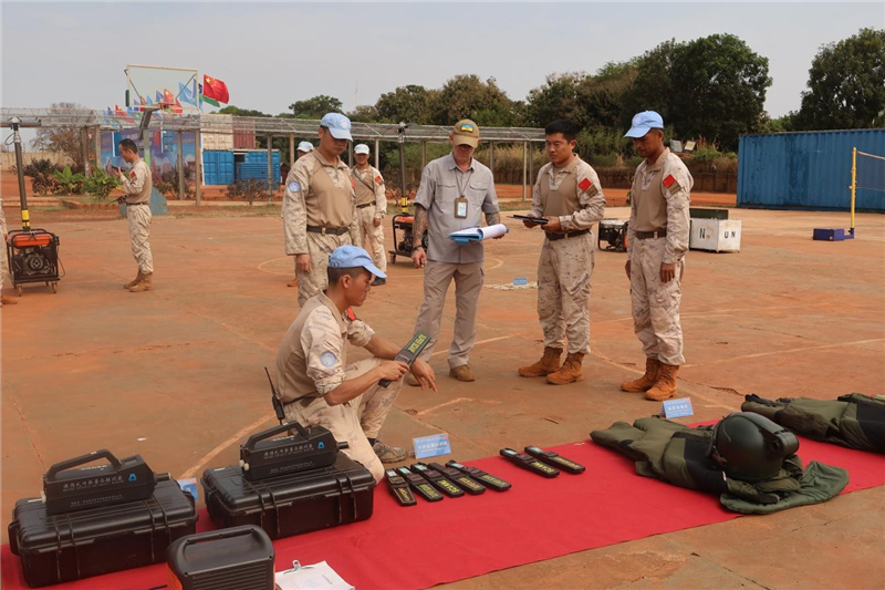 核查组在核查防爆器材。谭杰摄