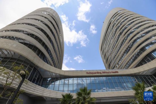 这是11月3日在埃塞俄比亚首都亚的斯亚贝巴拍摄的非洲疾控中心总部大楼。新华社发(迈克尔·特韦尔德摄)