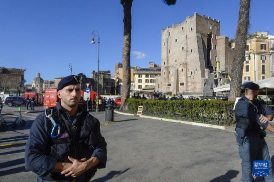 11月3日，在意大利罗马，消防员在查看事故现场。新华社发（阿尔贝托·林格利亚摄）