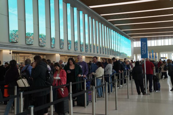 10月31日，在美国纽约拉瓜迪亚机场，乘客排队值机。新华社记者张凤国摄