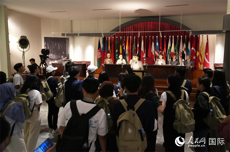 研学营学员在万隆会议中心参观交流。人民网记者 简承渊摄