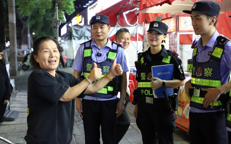 民警在夜市走访摊主。