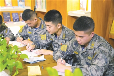 该部战士给学生们写回信。刘佳蔚摄