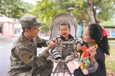 近日,该部一级上士王硕家属来队探亲。图为王硕一家人享受亲子时光。刘再耀摄