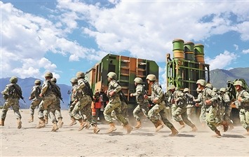 陆军某旅组织对抗训练,官兵闻令而动,奔赴战位。蒋振梁摄