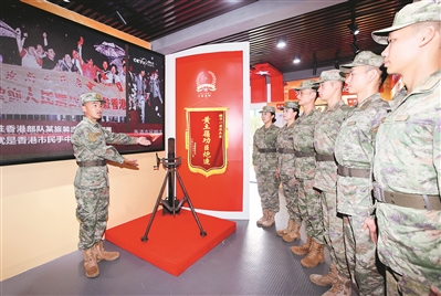 官兵在荣誉室学习连史。易 定摄