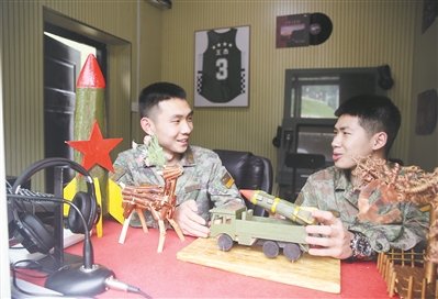 休息时间,战士们交流心得体会。向修红摄