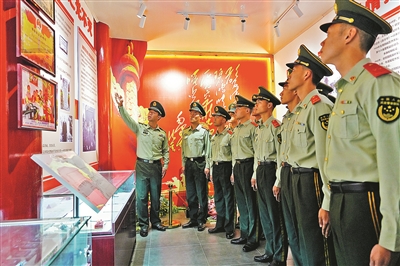 武警福建总队某直属分队官兵参观驻地红色场馆。 王松青摄