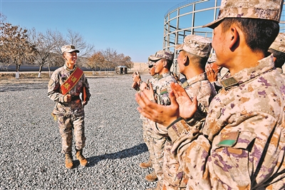 第76集团军某旅班长唐源聪(左一)领奖归来。张 杰摄