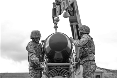 该旅两名战士正在吊装导弹。蒋振梁摄