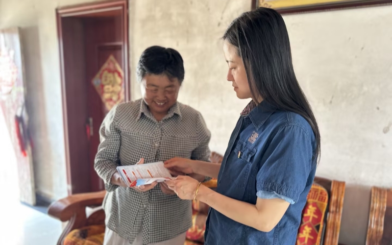  武汉卷烟厂“普法进乡村”。