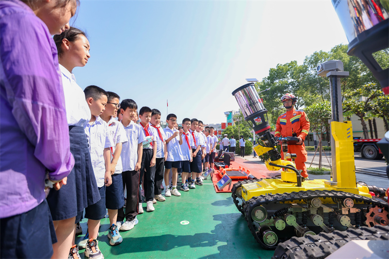 孝感市消防救援支队走进玉泉小学向师生们展示消防机器人。孟畅摄