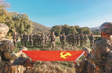 该旅在训练间隙组织官兵向党旗宣誓,激励官兵以昂扬斗志投身练兵备战。冯义桥摄