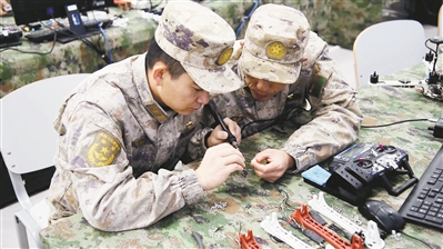 陆军某旅战士正在改装无人装备。周配帆摄