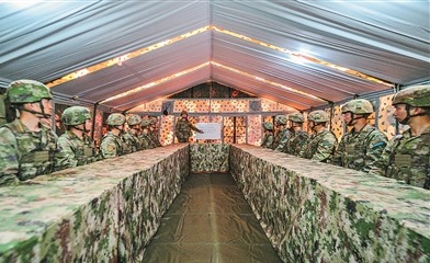 训练结束后,空军工程大学教员带领学员进行复盘总结。(资料照片)陈新阳摄