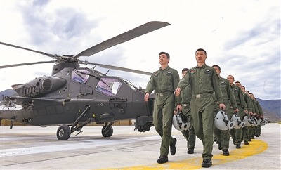 陆军某旅飞行员列队进场,展开飞行训练(资料图片)。 本报记者 张 雷摄