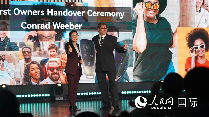 北汽国际副总经理戚晓晖为首批B30车主颁发车钥匙。人民网 刘畅摄