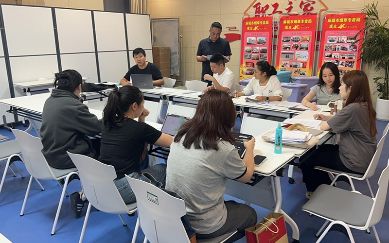 专项小组聚焦技术难题开展专题讨论，现场交流思路、碰撞观点。