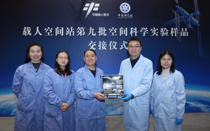 研究团队接收从太空返回的月壤砖。受访者供图