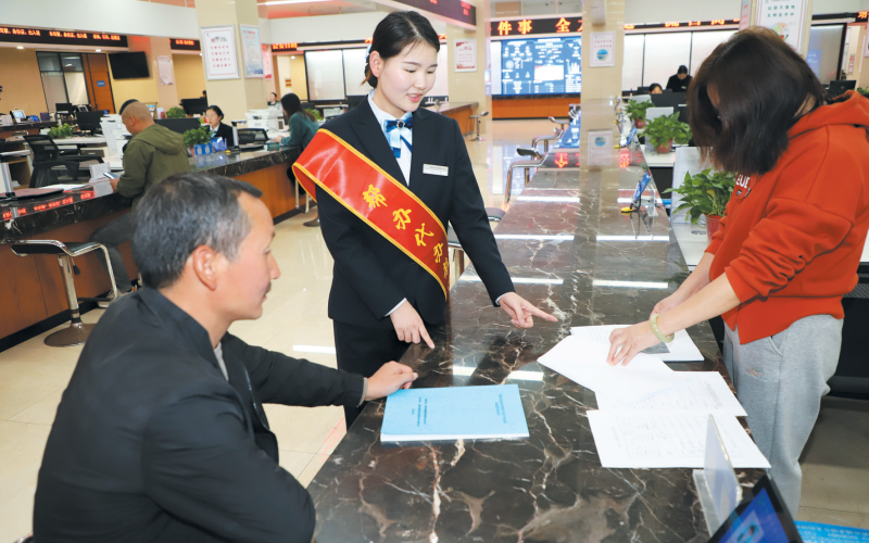 郧西县打造优质营商环境，为企业发展助力。郧轩文摄