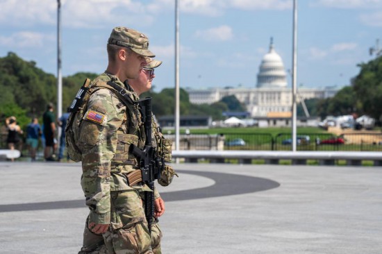 9月4日，国民警卫队成员在美国首都华盛顿巡逻。新华社记者胡友松摄