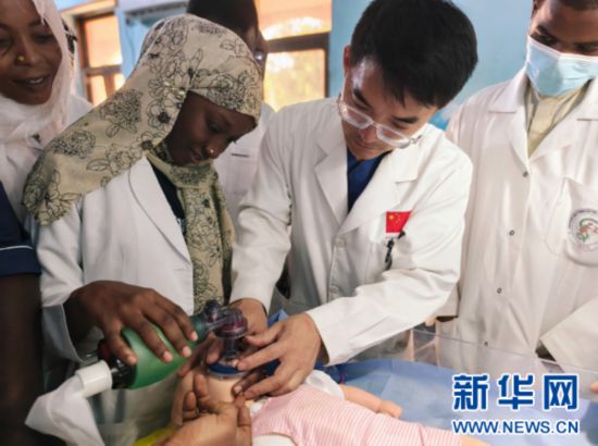 11月17日，在乍得首都恩贾梅纳的中乍友谊医院，第20批援乍得中国医疗队队员徐康在对乍方医护进行新生儿护理培训。（第20批援乍得中国医疗队供图）