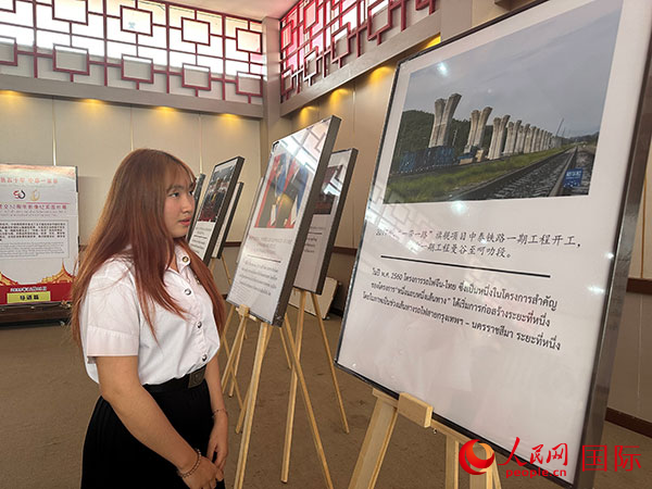 泰国学生观看中泰建交50周年图片展。人民网记者孙广勇 摄