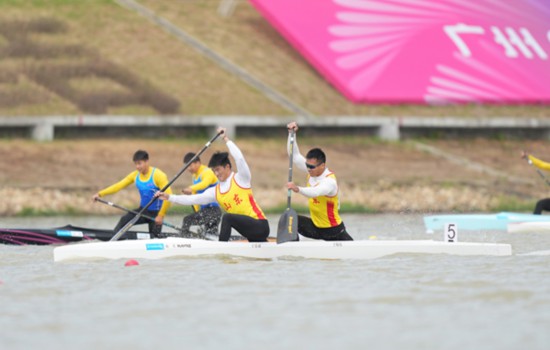 山东队组合于岳斌（右二）/于陈伟（右一）夺得男子1000米双人划艇金牌