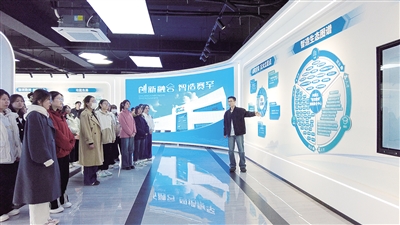 内蒙古总工会组织求职者走进企业探岗。